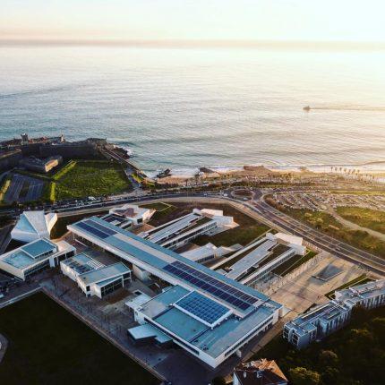 Vue aérienne du campus de NOVA SBE à Carcavelos, face à l'océan Atlantique